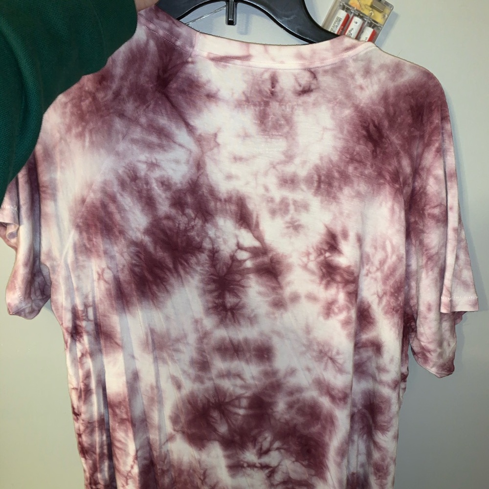 Super cute American Eagle purple and white v-neck - Picture 3 of 3